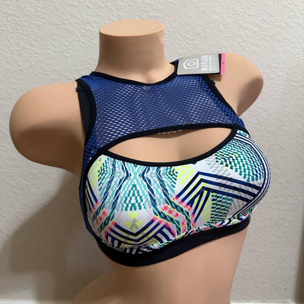 Victoria’s Secret sports bra size 32C